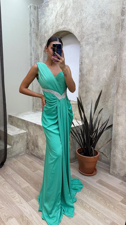 Mintgrünes  asymmetrisches Abendkleid mit Drapierung und steinverzierter Taille