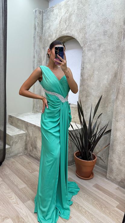 Mintgrünes  asymmetrisches Abendkleid mit Drapierung und steinverzierter Taille