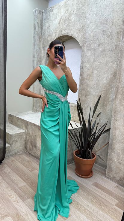 Mintgrünes  asymmetrisches Abendkleid mit Drapierung und steinverzierter Taille