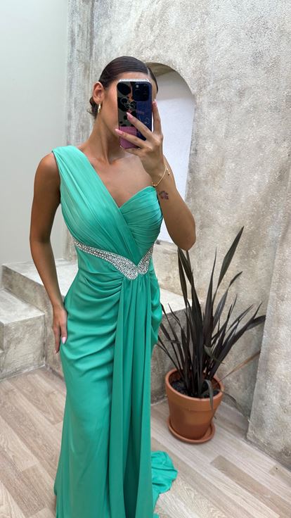 Mintgrünes  asymmetrisches Abendkleid mit Drapierung und steinverzierter Taille