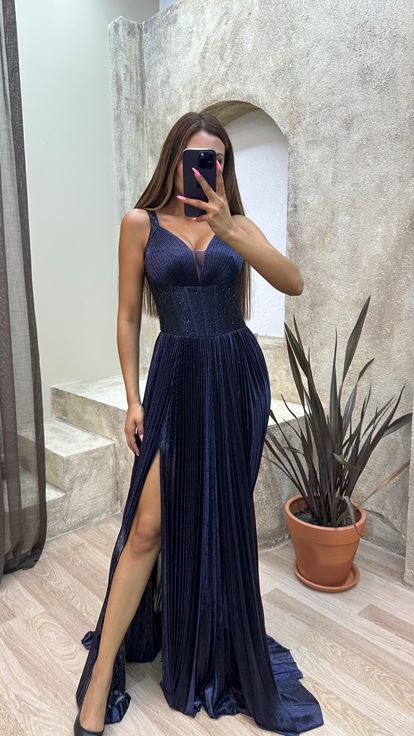 Vestido de noche azul marino con detalles transparentes bordados
