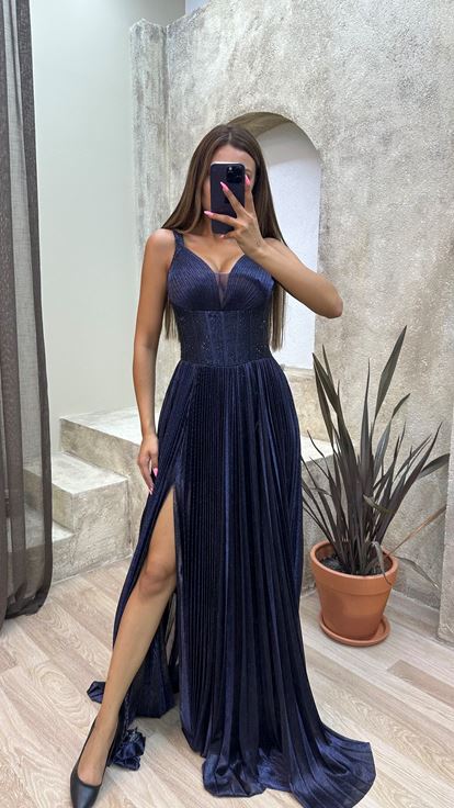 Vestido de noche azul marino con detalles transparentes bordados