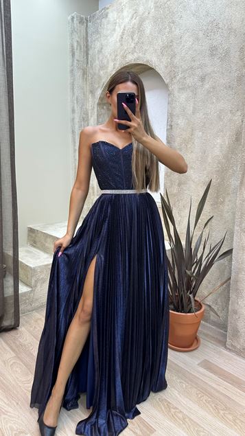 Marineblaues, trägerloses, transparentes, detailliertes Abendkleid