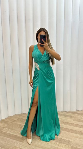 Robe de soirée en satin avec broche drapée émeraude