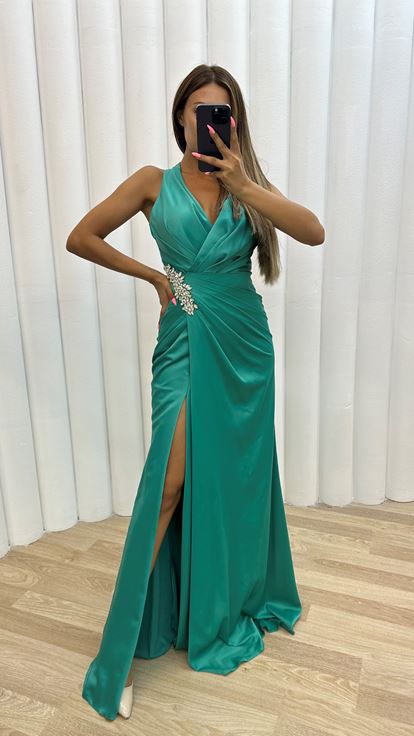 Vestido de noche de satén drapeado color esmeralda con broche
