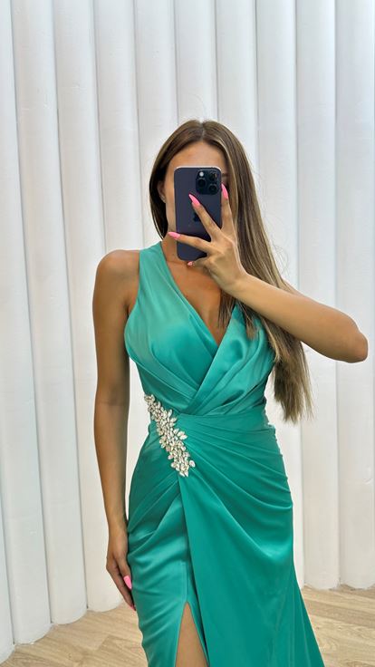 Vestido de noche de satén drapeado color esmeralda con broche