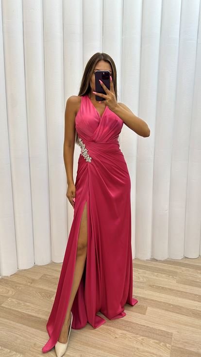 فستان سهرة وردي من الساتان المنسدل مع بروش
