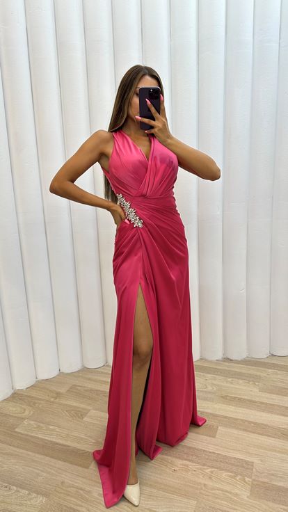 فستان سهرة وردي من الساتان المنسدل مع بروش