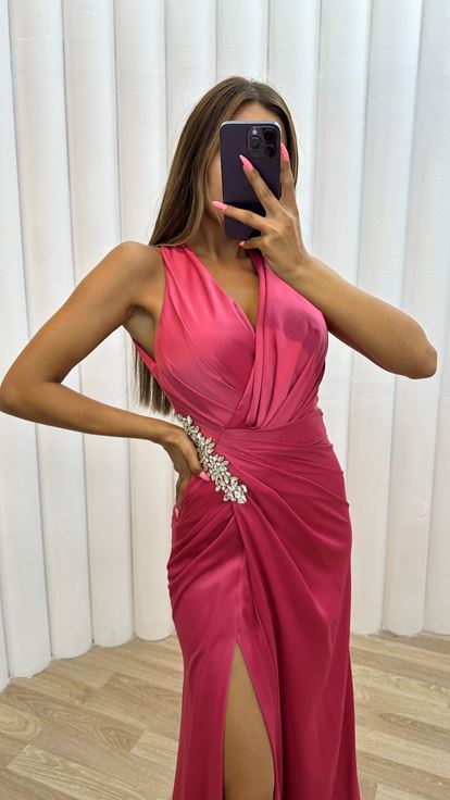 فستان سهرة وردي من الساتان المنسدل مع بروش