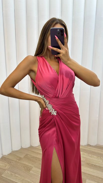 فستان سهرة وردي من الساتان المنسدل مع بروش