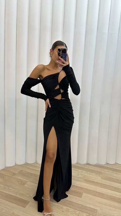 فستان سهرة أسود بتفاصيل مكشكشة عند الصدر