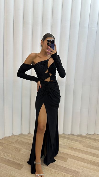 فستان سهرة أسود بتفاصيل مكشكشة عند الصدر