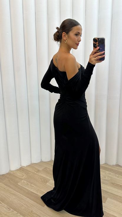 فستان سهرة أسود بتفاصيل مكشكشة عند الصدر