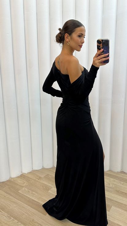 فستان سهرة أسود بتفاصيل مكشكشة عند الصدر