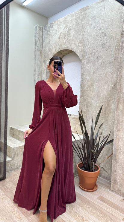 Burgunderrotes, drapiertes Abendkleid mit Taillendetail