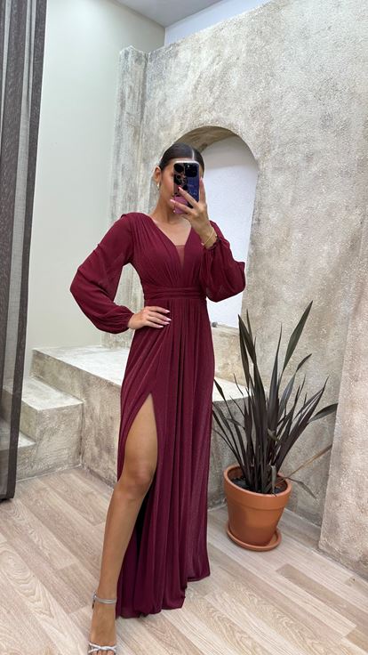 Burgunderrotes, drapiertes Abendkleid mit Taillendetail