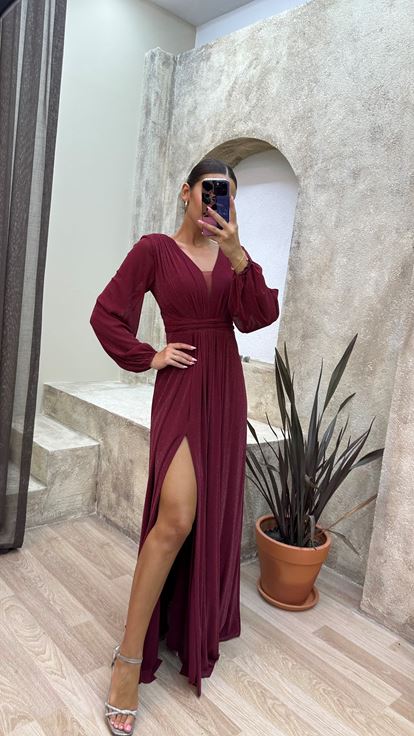 Burgunderrotes, drapiertes Abendkleid mit Taillendetail