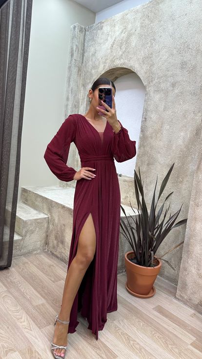 Burgunderrotes, drapiertes Abendkleid mit Taillendetail