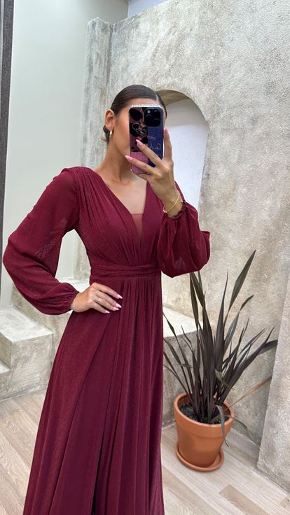 Burgunderrotes, drapiertes Abendkleid mit Taillendetail