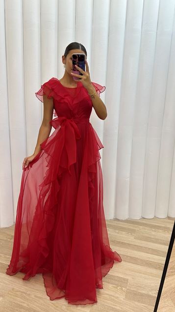 Vestido de tul con detalle de volante de inercia rojo