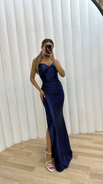 Vestido de noche azul marino con detalle de tirante de cuerda en la espalda
