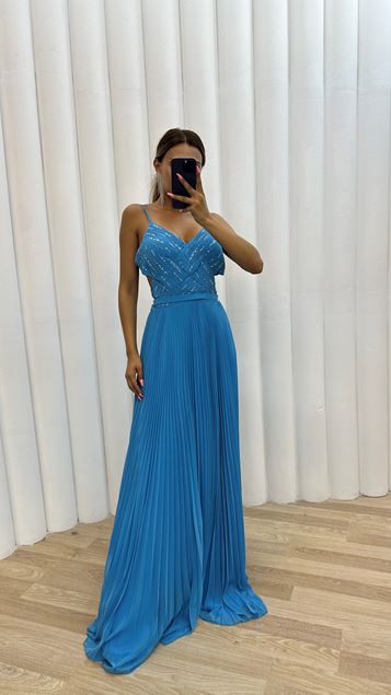 Blaues, mit Seilträgern besticktes, plissiertes Abendkleid