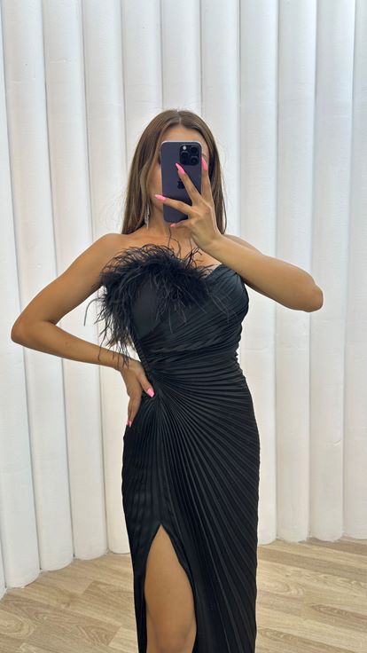 Schwarzes  trägerloses Abendkleid mit Federdetails und Falten