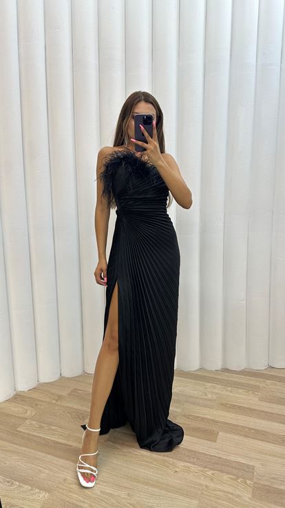 Schwarzes  trägerloses Abendkleid mit Federdetails und Falten