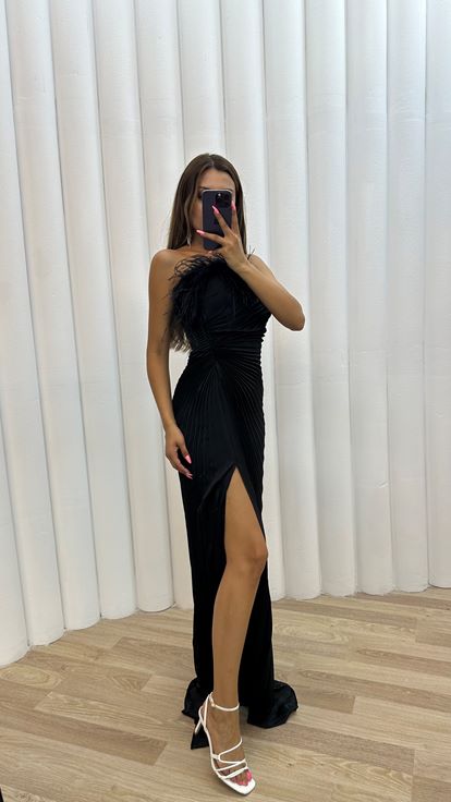 Schwarzes  trägerloses Abendkleid mit Federdetails und Falten