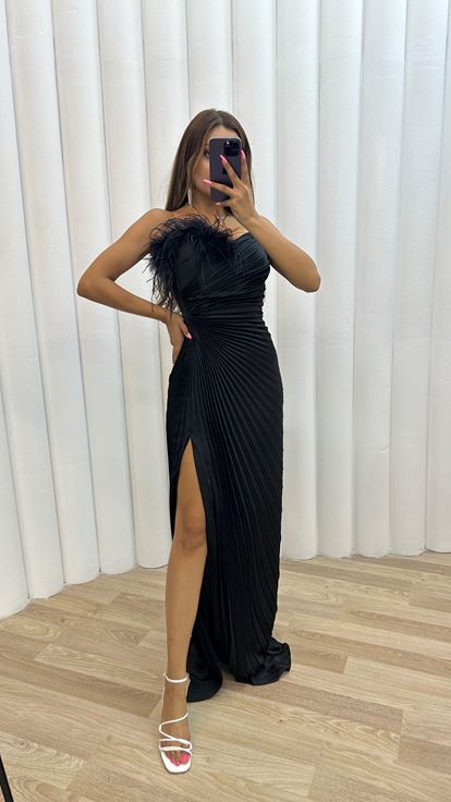 Schwarzes  trägerloses Abendkleid mit Federdetails und Falten