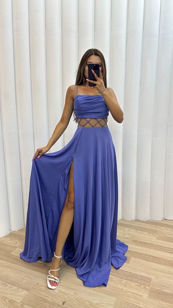 Vestido de noche con correa de cuerda lila en el pecho con detalle transparente