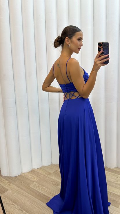 فستان سهرة أزرق بحمالات رفيعة وتفاصيل شفافة عند الصدر