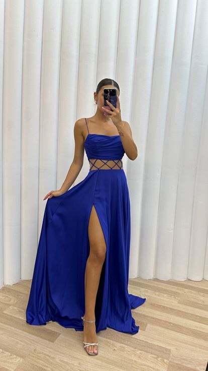 فستان سهرة أزرق بحمالات رفيعة وتفاصيل شفافة عند الصدر