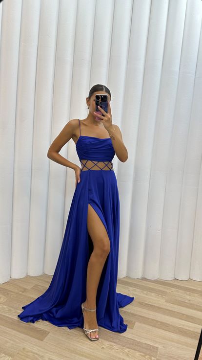 فستان سهرة أزرق بحمالات رفيعة وتفاصيل شفافة عند الصدر