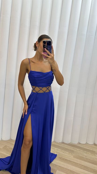 فستان سهرة أزرق بحمالات رفيعة وتفاصيل شفافة عند الصدر