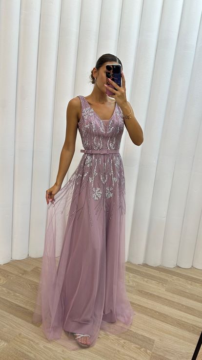 فستان سهرة مطرز باللون الوردي الفاتح مع حزام