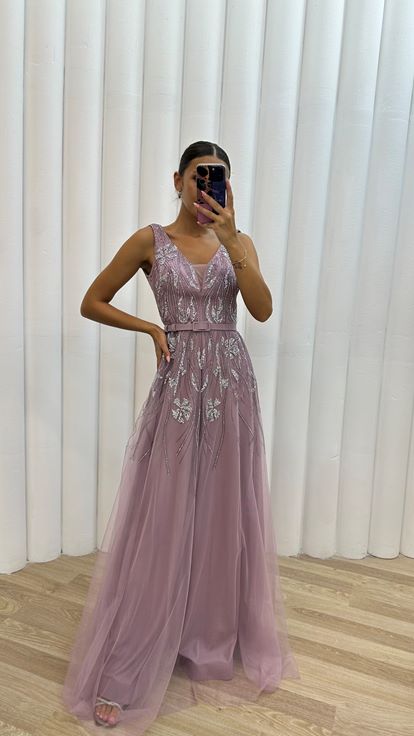 فستان سهرة مطرز باللون الوردي الفاتح مع حزام