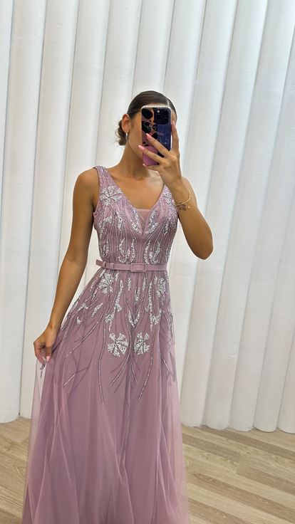 فستان سهرة مطرز باللون الوردي الفاتح مع حزام