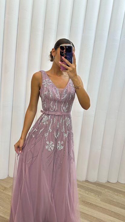 فستان سهرة مطرز باللون الوردي الفاتح مع حزام