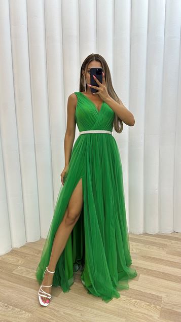 Grünes zweireihiges Abendkleid aus Tüll mit Gürtel und Gürtel