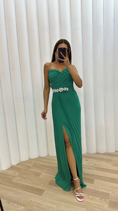 Abito da sera plissettato senza spalline color smeraldo con dettaglio a spilla 