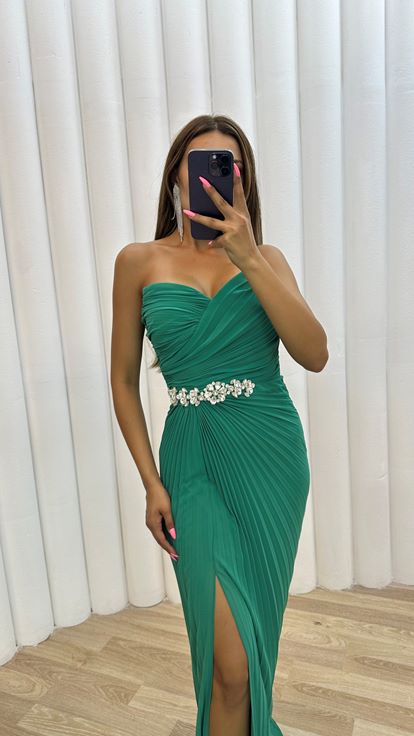 Abito da sera plissettato senza spalline color smeraldo con dettaglio a spilla 