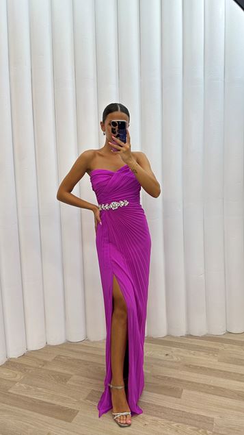 Vestido de noche plisado con detalle de broche palabra de honor fucsia
