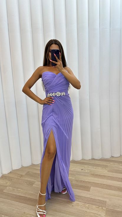 Fliederfarbenes  trägerloses  plissiertes Abendkleid mit Broschendetails