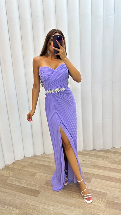 Fliederfarbenes  trägerloses  plissiertes Abendkleid mit Broschendetails