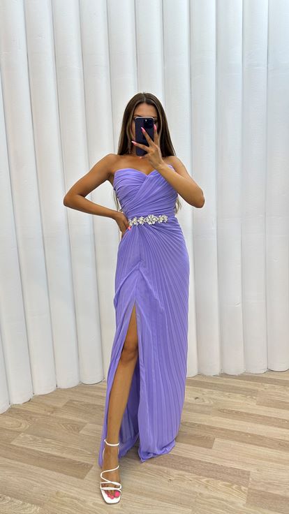 Fliederfarbenes  trägerloses  plissiertes Abendkleid mit Broschendetails