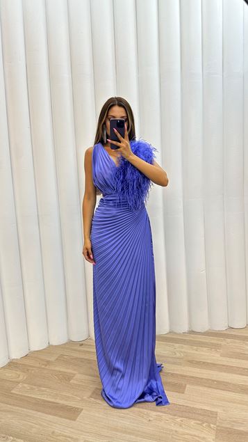 Vestido de noche de satén con detalle de plumas plisadas lila
