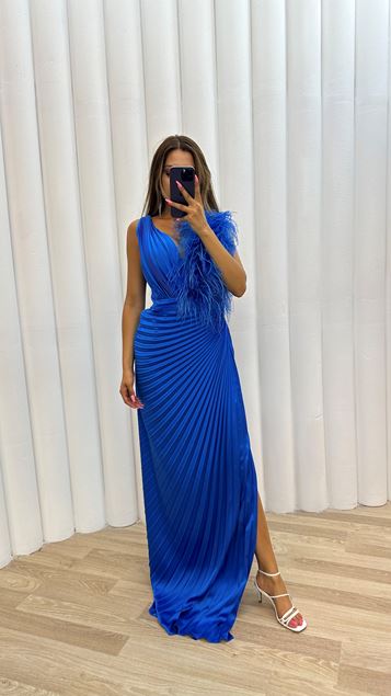Blaues Abendkleid aus plissiertem Federsatin
