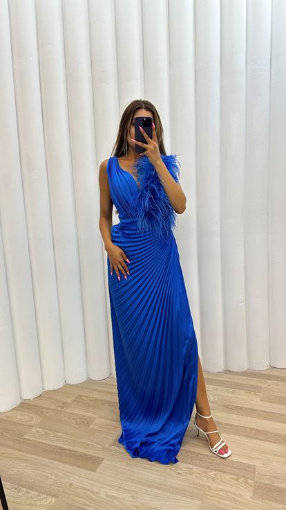 فستان سهرة أزرق من الساتان المطوي والمزين بالريش