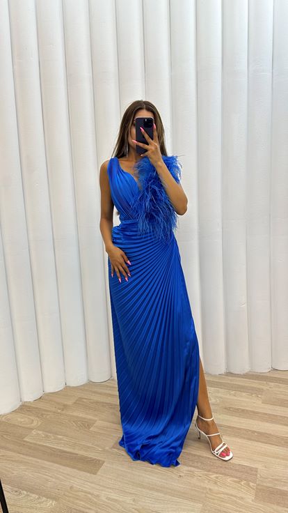 فستان سهرة أزرق من الساتان المطوي والمزين بالريش